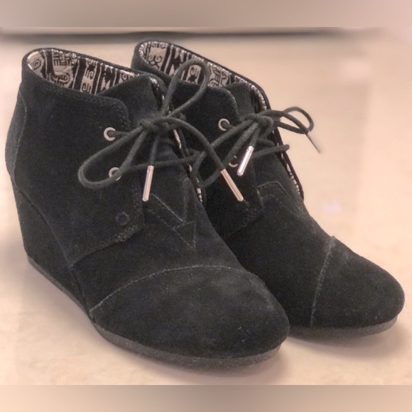 Toms Shoes - 👢TOM’S Women’s 8W Black Suede “Desert Wedge” Boot EUC